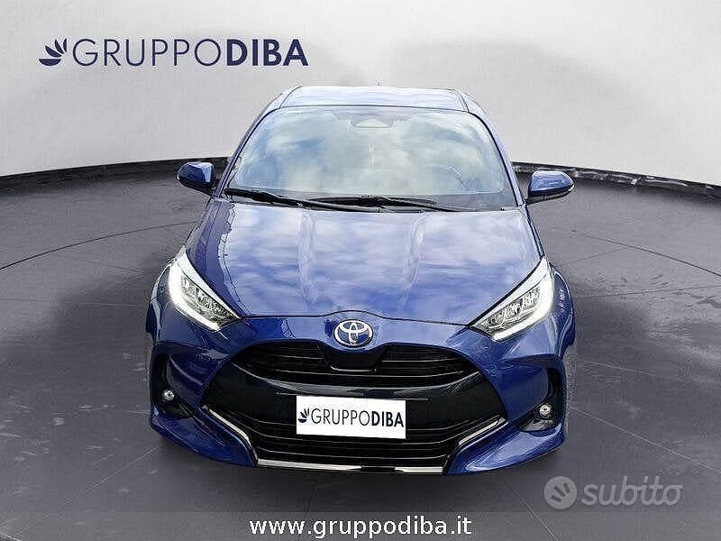 Usata Toyota Yaris Hybrid Lounge 131 CV (96 kW) 2024 Blu Berlina