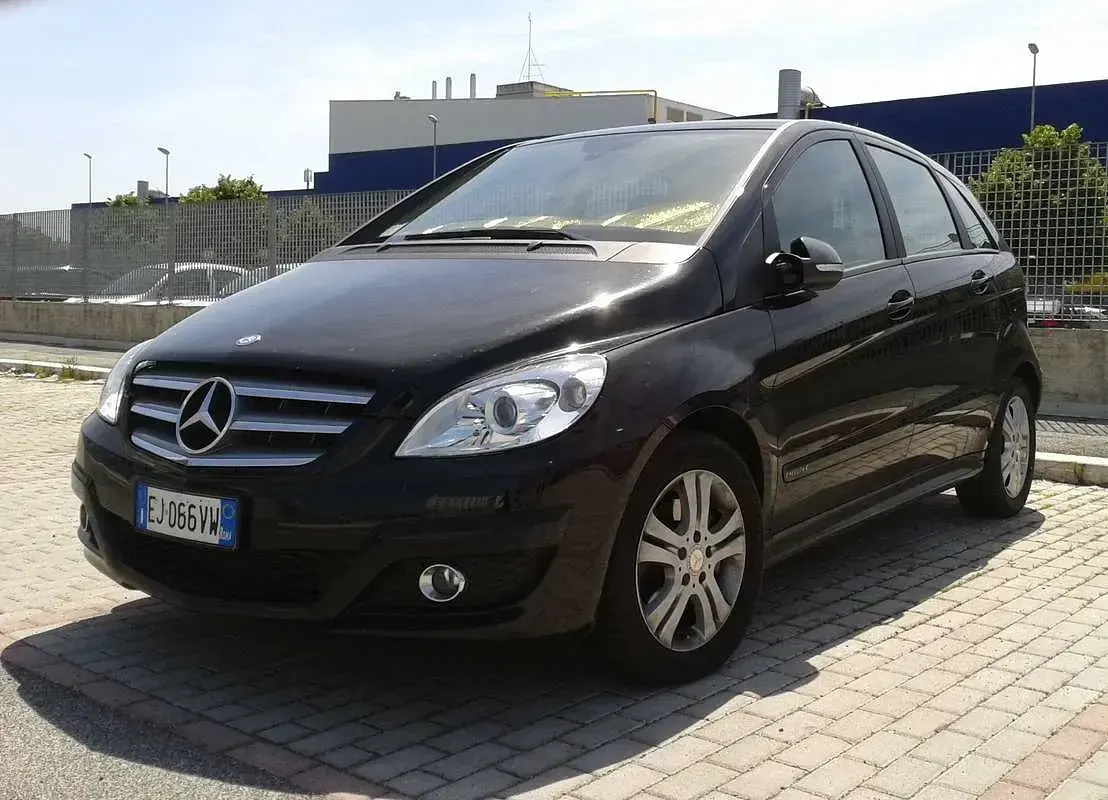 Usata Mercedes B180 Executive 109 CV (80 kW) 2011 Nero Utilitaria