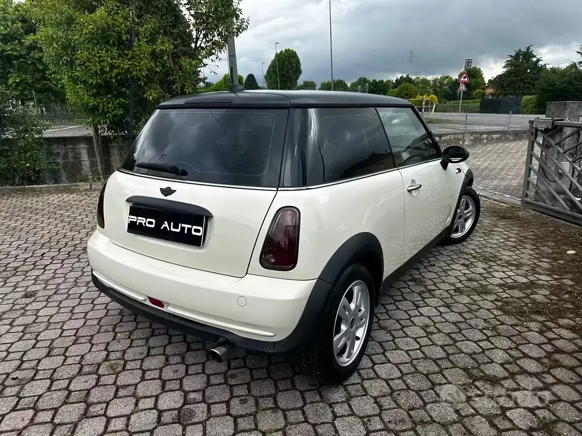 Begagnad Mini ONE 90 HK (66 kW) 2006 Vit Halvkombi
