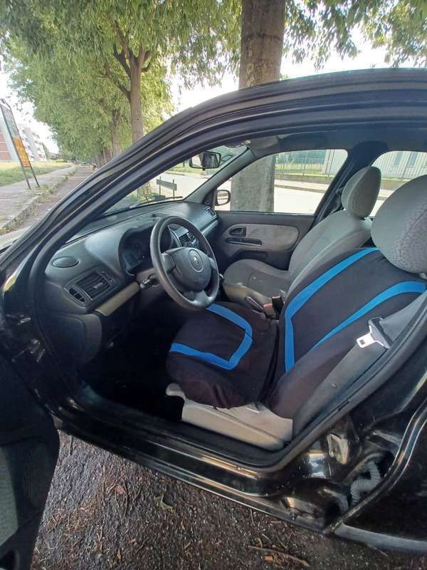 Usata 2005 Renault Clio II Tre volumi | 1500 € (Buon prezzo) - Immagine 1/4