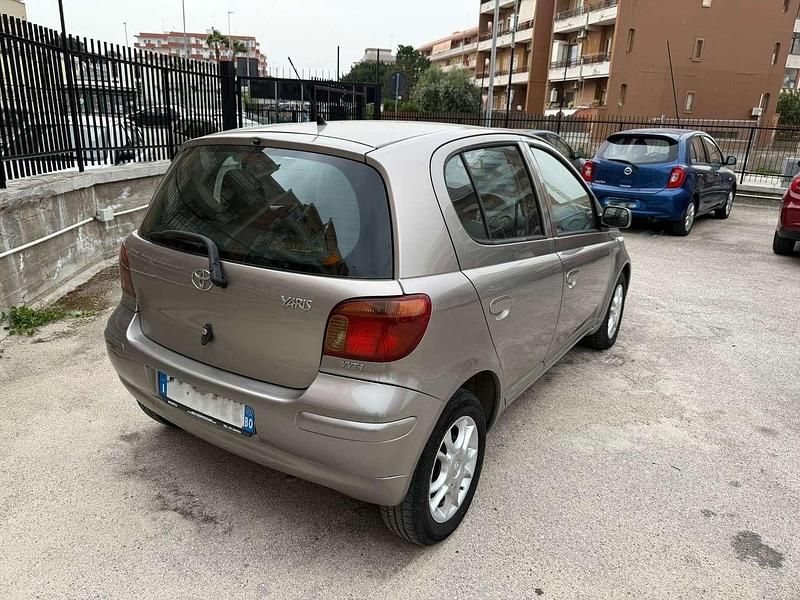Usata Toyota Yaris 65 CV (47 kW) 2004 Grigio Utilitaria