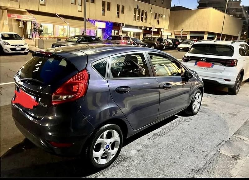 Usata Ford Fiesta 95 CV (69 kW) 2011 Grigio Utilitaria