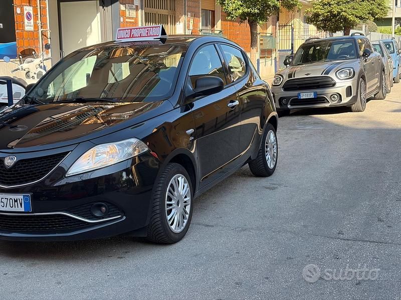 Usata Lancia Ypsilon Silver 69 CV (50 kW) 2016 Nero Utilitaria