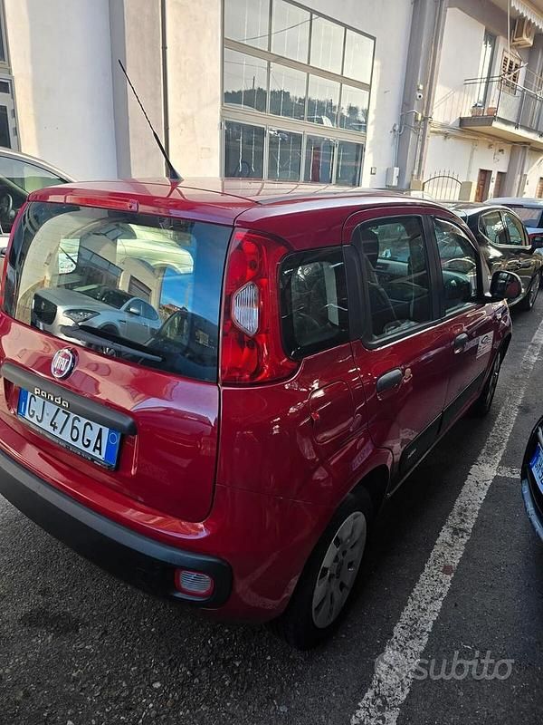 Rosso Usata 2012 Fiat Panda Lounge Tre volumi | 6400 € (Buon prezzo) - Immagine 1/4