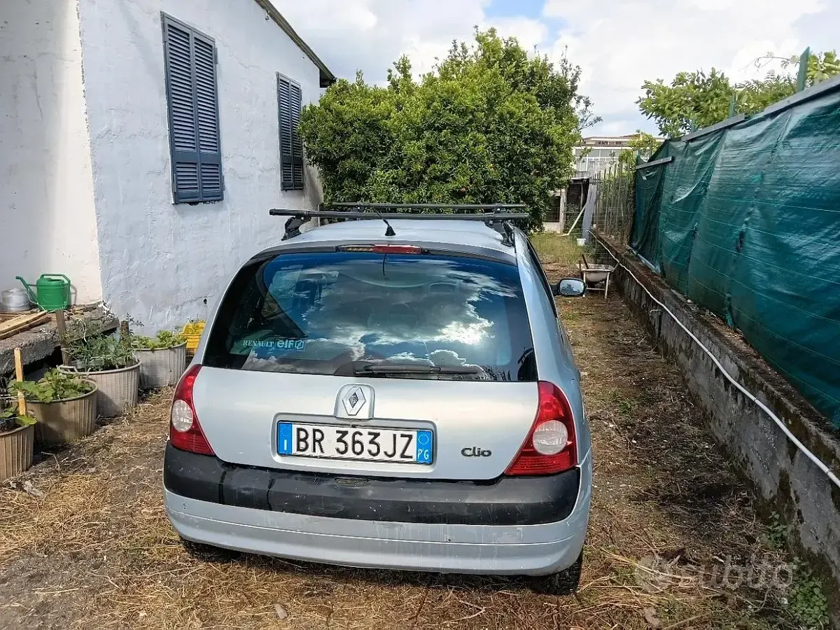 Usata Renault Clio 58 CV (42 kW) 2002 Grigio Berlina