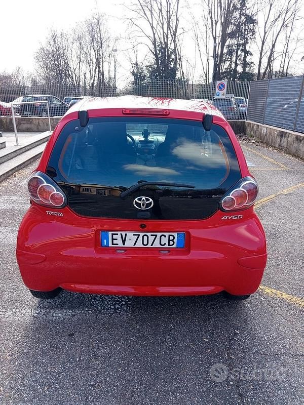Usata Toyota Aygo Connect Style 68 CV (50 kW) 2014 Rosso Utilitaria