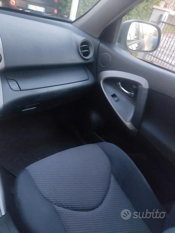 Usata Toyota RAV4 136 CV (100 kW) 2006 Nero SUV