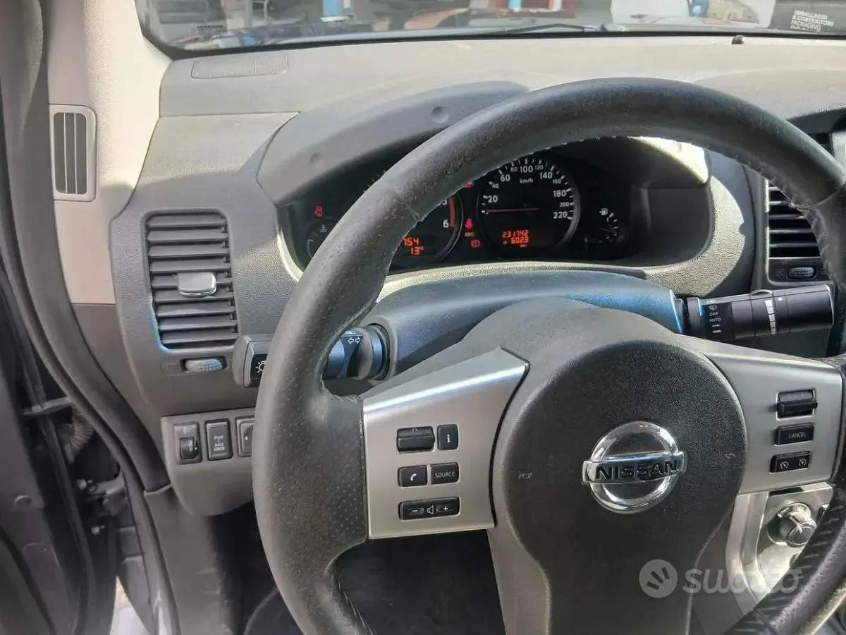 Usata Nissan Navara 190 CV (139 kW) 2011 Grigio Pick-up