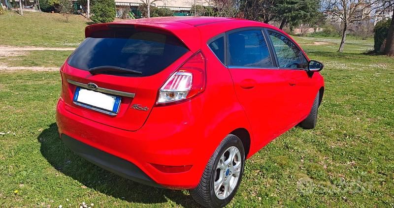 Usata Ford Fiesta 92 CV (67 kW) 2016 Rosso Berlina