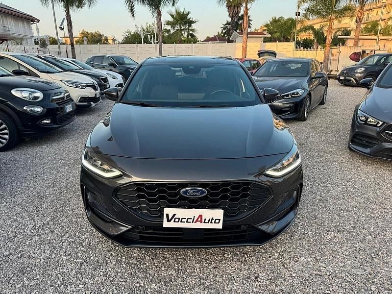 Grigio Usata 2023 Ford Focus ST-Line Berlina | 19.799 € (Buon prezzo) - Immagine 1/4