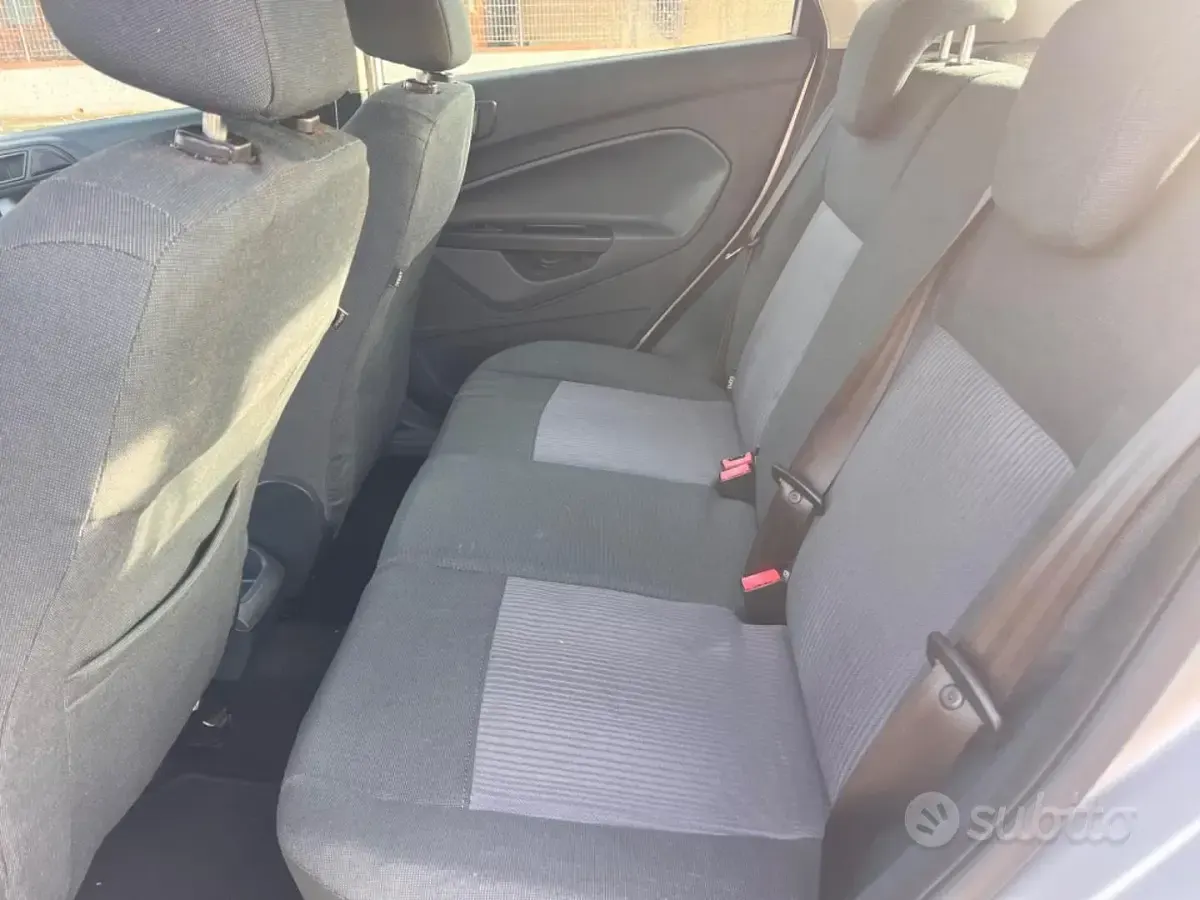 Second-hand Ford Fiesta 96 CP (70 kW) 2011 Argintiu Hatchback