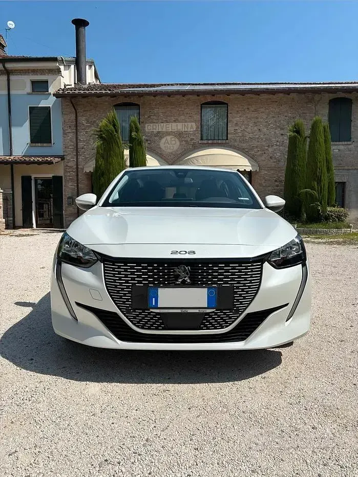 Usata Peugeot e-208 Allure 56 kW (77 CV) 2021 Bianco Utilitaria