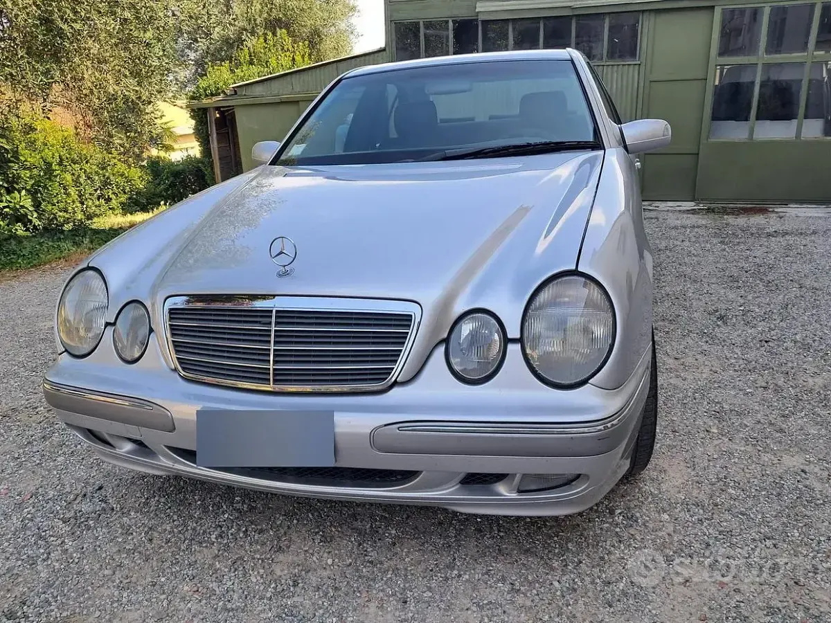 Usata Mercedes E200 186 CV (136 kW) 1999 Grigio Berlina