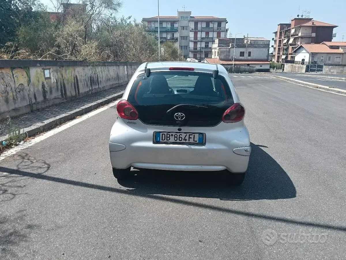 Usata Toyota Aygo 54 CV (39 kW) 2006 Grigio Utilitaria