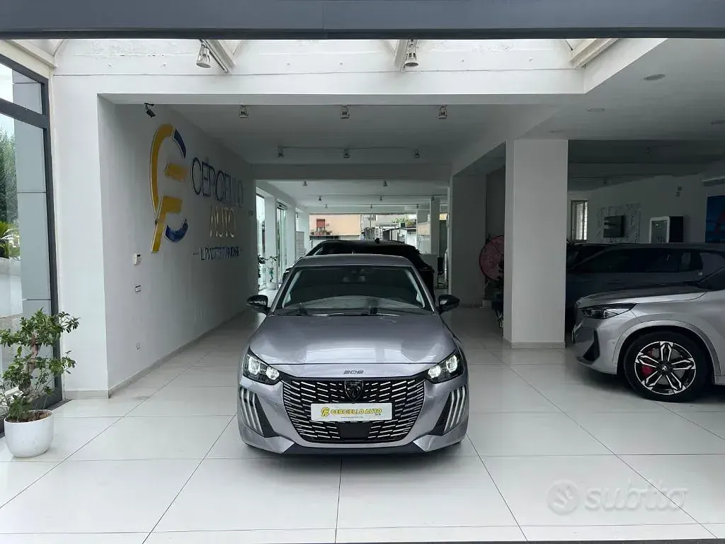 Usata Peugeot 208 Allure 101 CV (74 kW) 2025 Grigio metallizzato Utilitaria