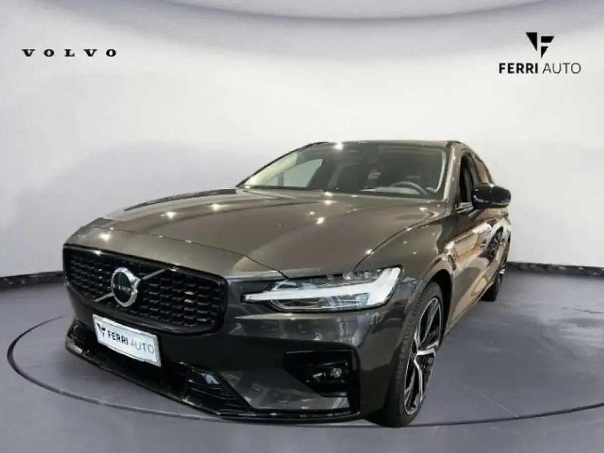 Usata Volvo V60 Plus 197 CV (144 kW) 2023 Grigio scuro Station wagon