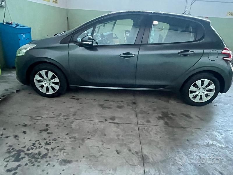 Usata Peugeot 208 68 CV (50 kW) 2014 Grigio Utilitaria