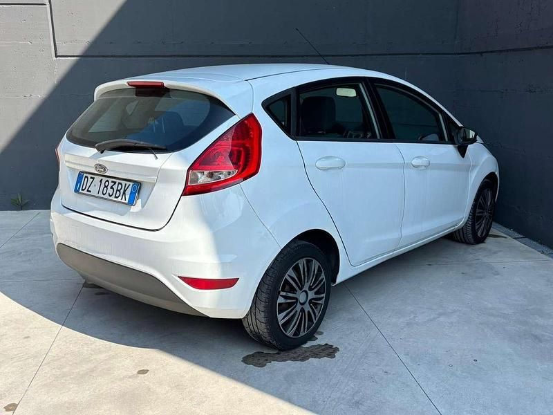 Usata Ford Fiesta Titanium 95 CV (69 kW) 2009 Bianco Utilitaria