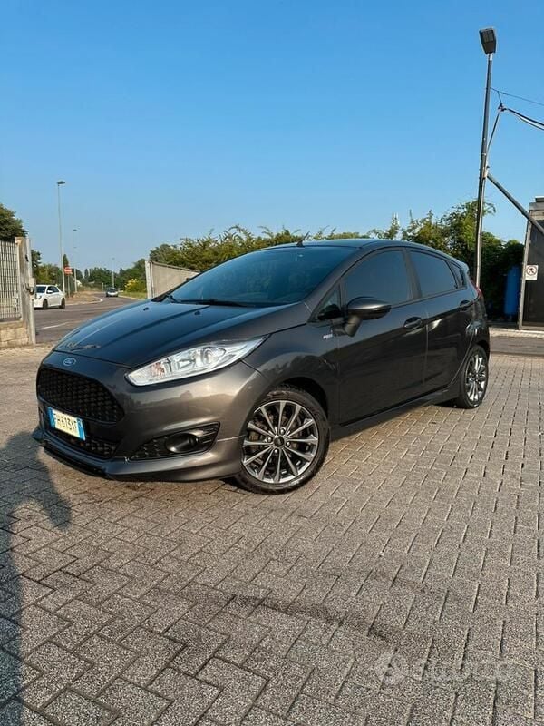 Grigio Usata 2017 Ford Fiesta ST-Line Utilitaria | 9500 € (Buon prezzo) - Immagine 1/4