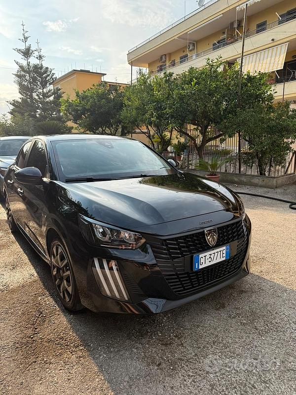 Usata Peugeot 208 Active 75 CV (55 kW) 2024 Nero Utilitaria