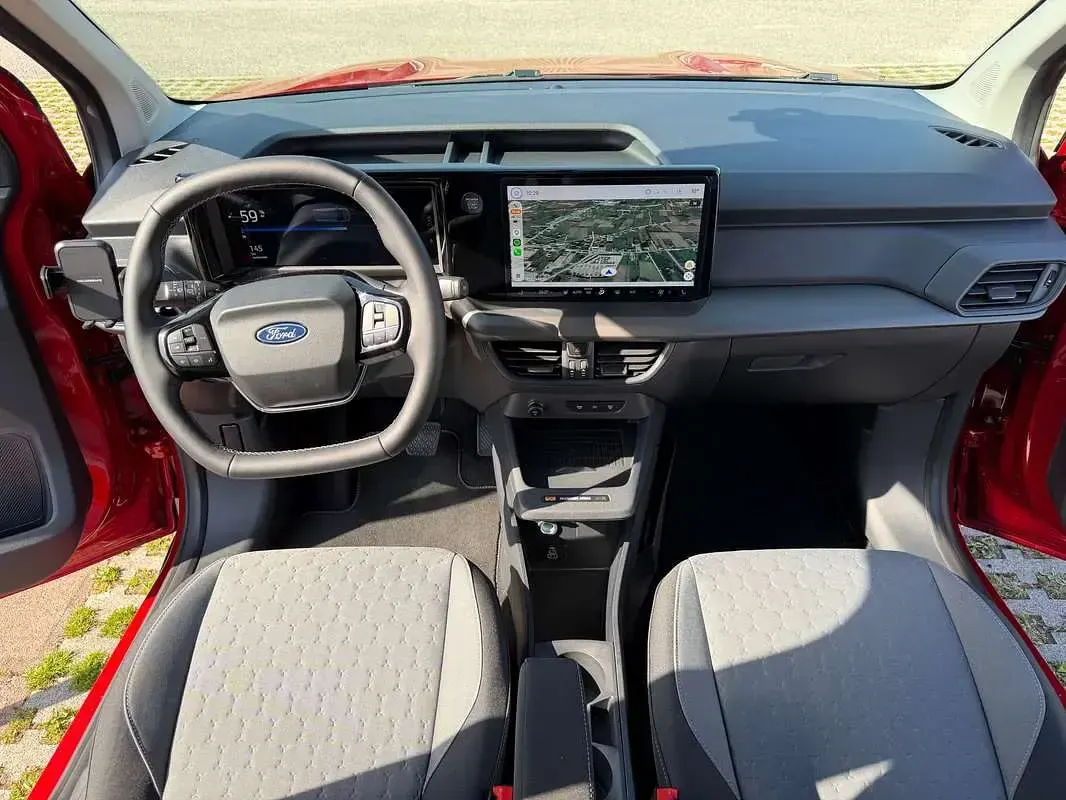 Nuova Ford Tourneo 100 kW (136 CV) 2026 Rosso Furgone