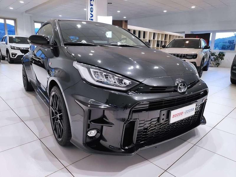 Nero Usata 2022 Toyota Yaris Tre volumi | 34.900 € (Ottimo prezzo) - Immagine 1/4