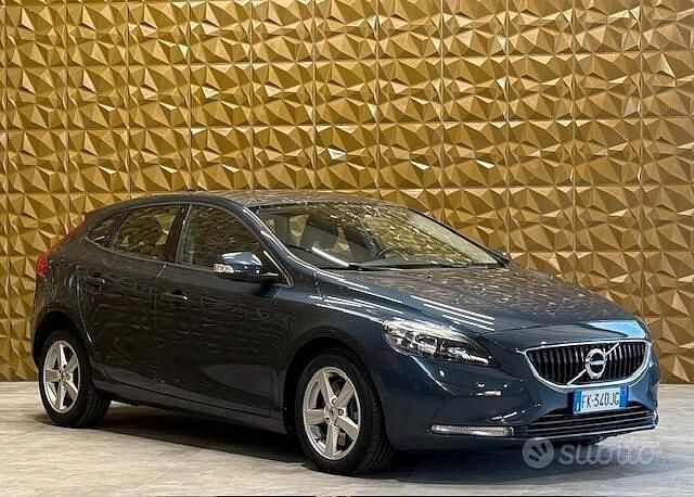 Usata Volvo V40 Business Edition 120 CV (88 kW) 2017 Blu Berlina