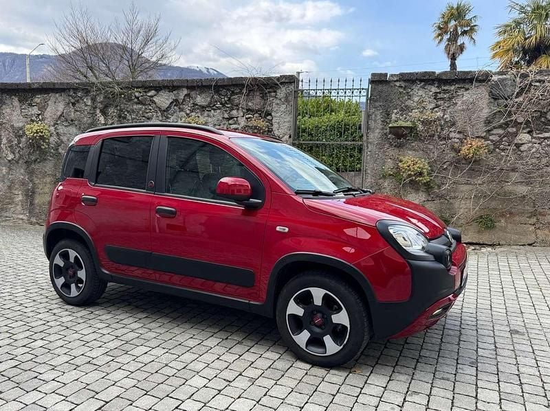 Usata Fiat Panda Cross Cross 71 CV (52 kW) 2023 Rosso pastello 414c/rosso alfa Utilitaria