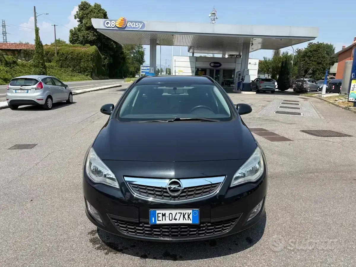 Usata Opel Astra Cosmo 110 CV (80 kW) 2012 Nero Station wagon