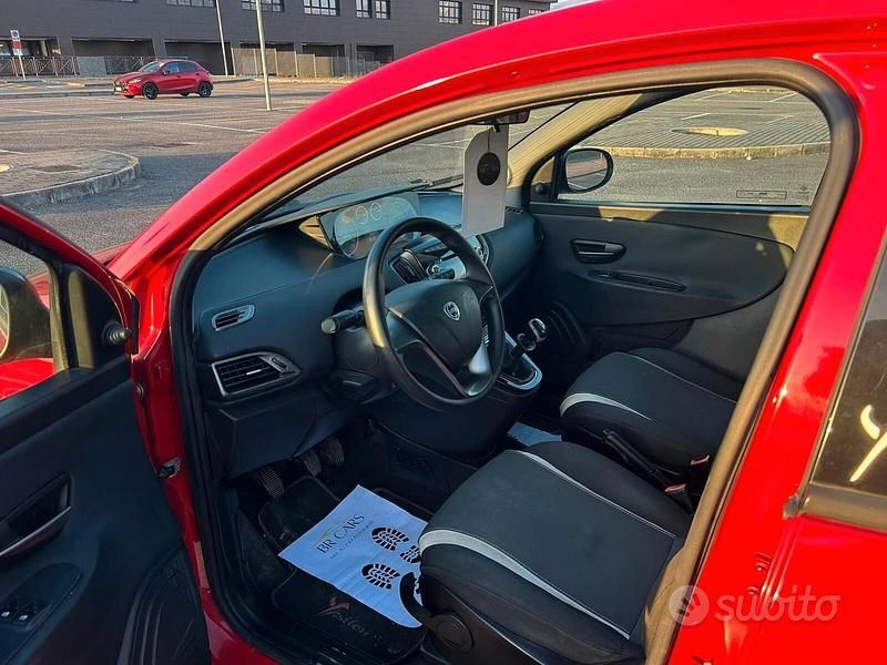 Usata Lancia Ypsilon Gold 69 CV (50 kW) 2015 Rosso Utilitaria