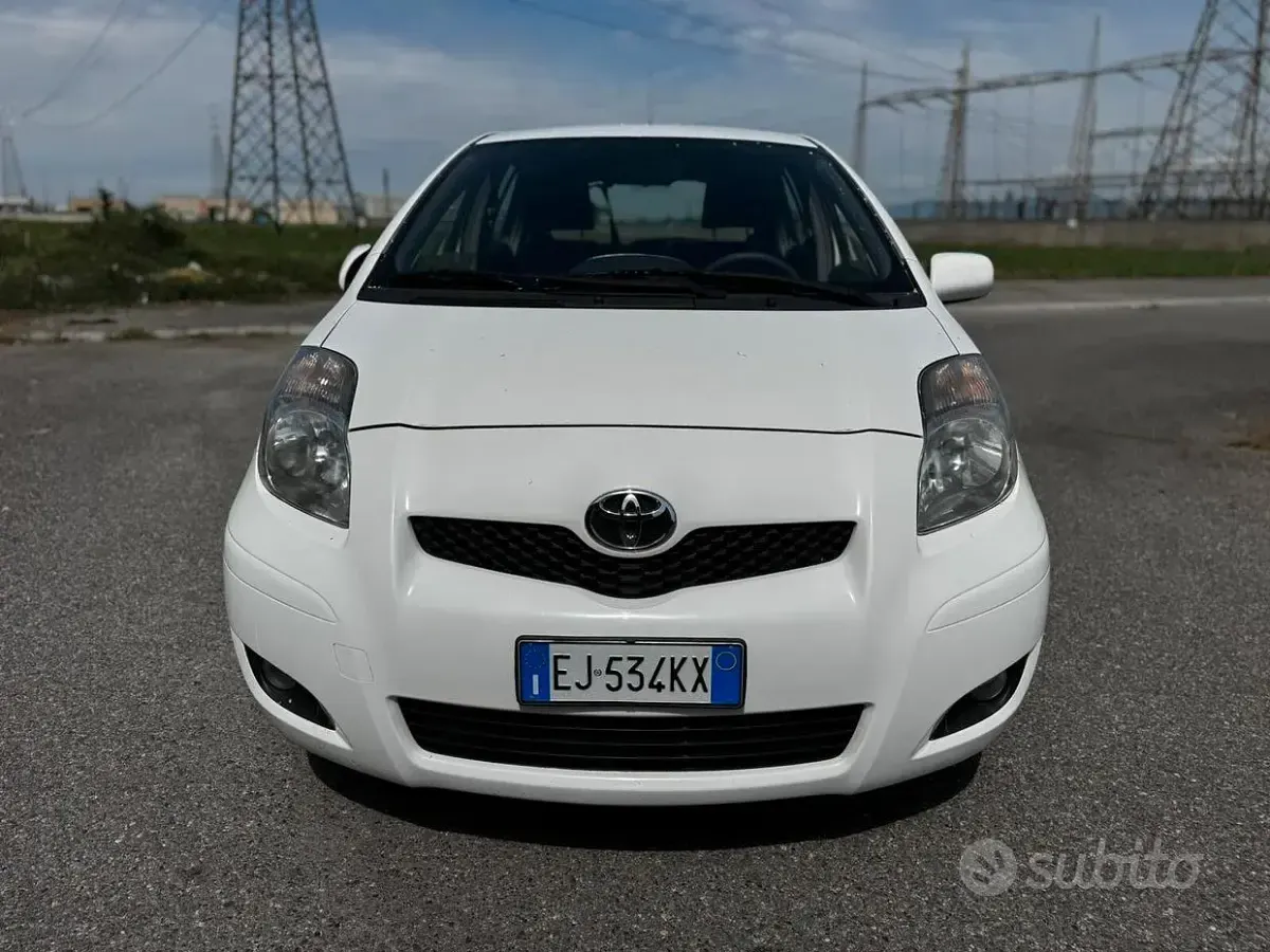 Usata Toyota Yaris Sol 69 CV (50 kW) 2011 Bianco Utilitaria