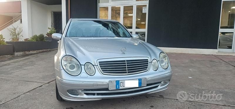 Usata Mercedes E220 Avantgarde 149 CV (109 kW) 2003 Grigio Berlina