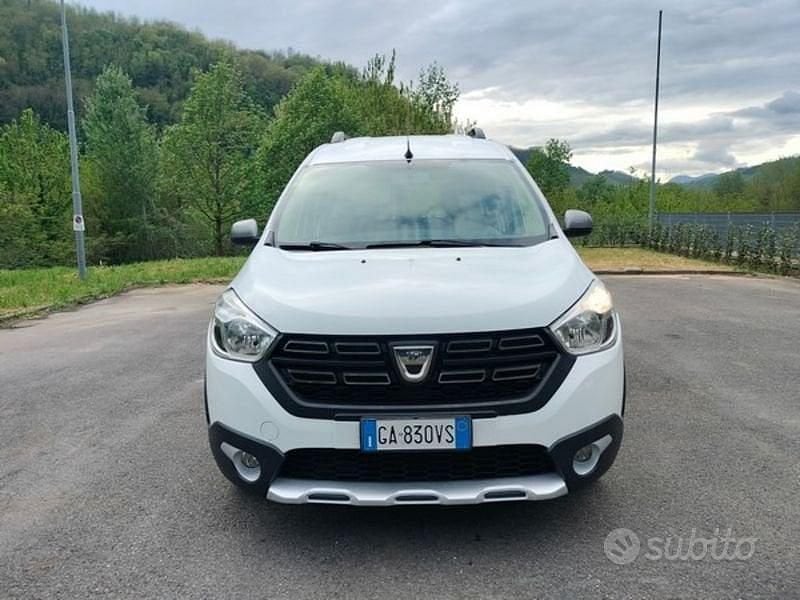 Usata Dacia Dokker Stepway 95 CV (69 kW) 2020 Blu Monovolume