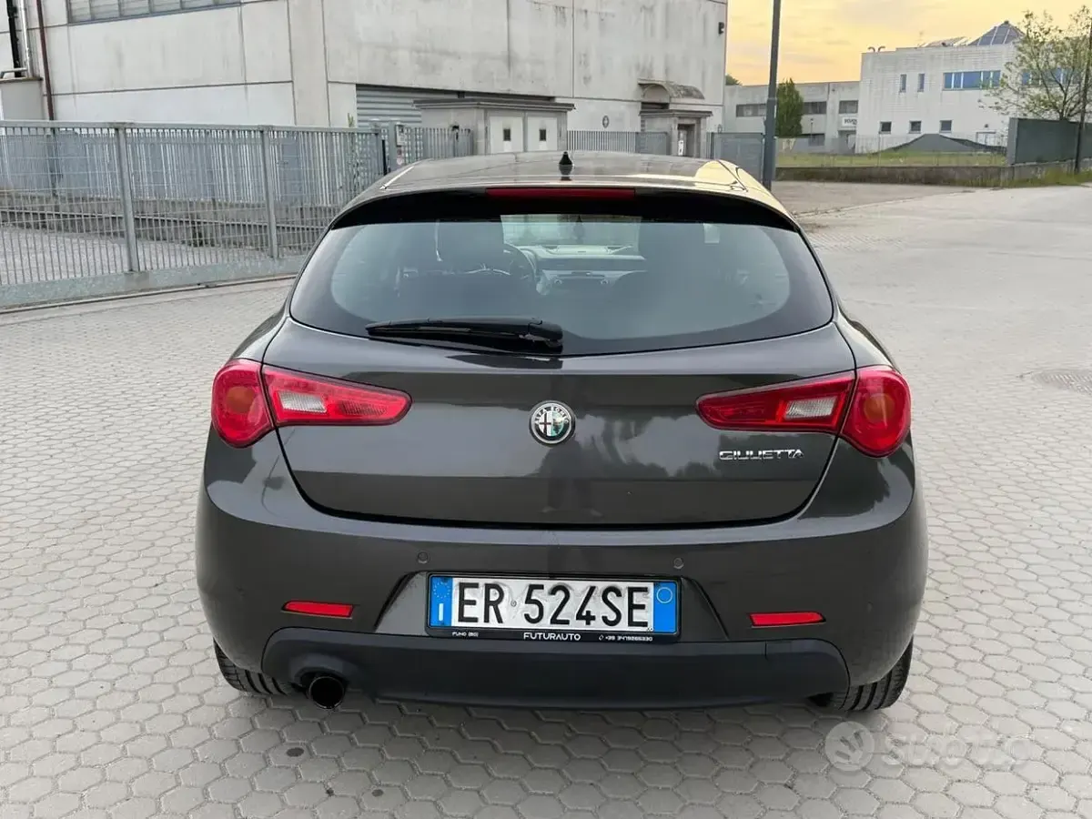 Usata Alfa Romeo Giulietta Distinctive 105 CV (77 kW) 2013 Grigio Utilitaria