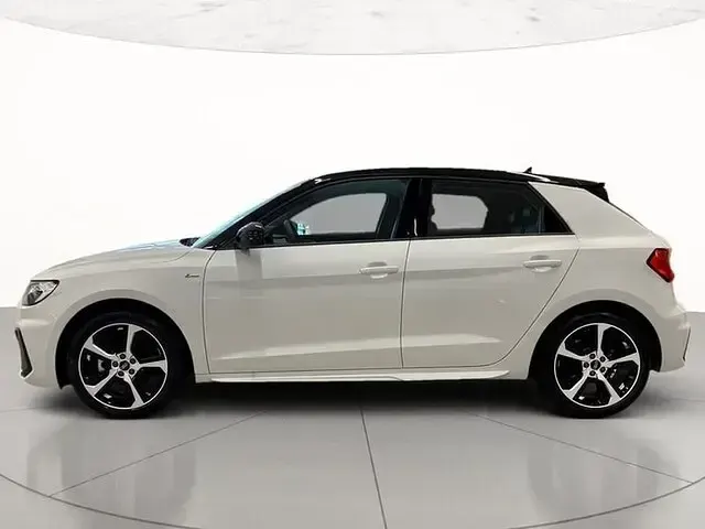 Nuova Audi A1 Sportback S-Line 116 CV (85 kW) 2026 2y bianco ghiacciaio metallizzato Utilitaria