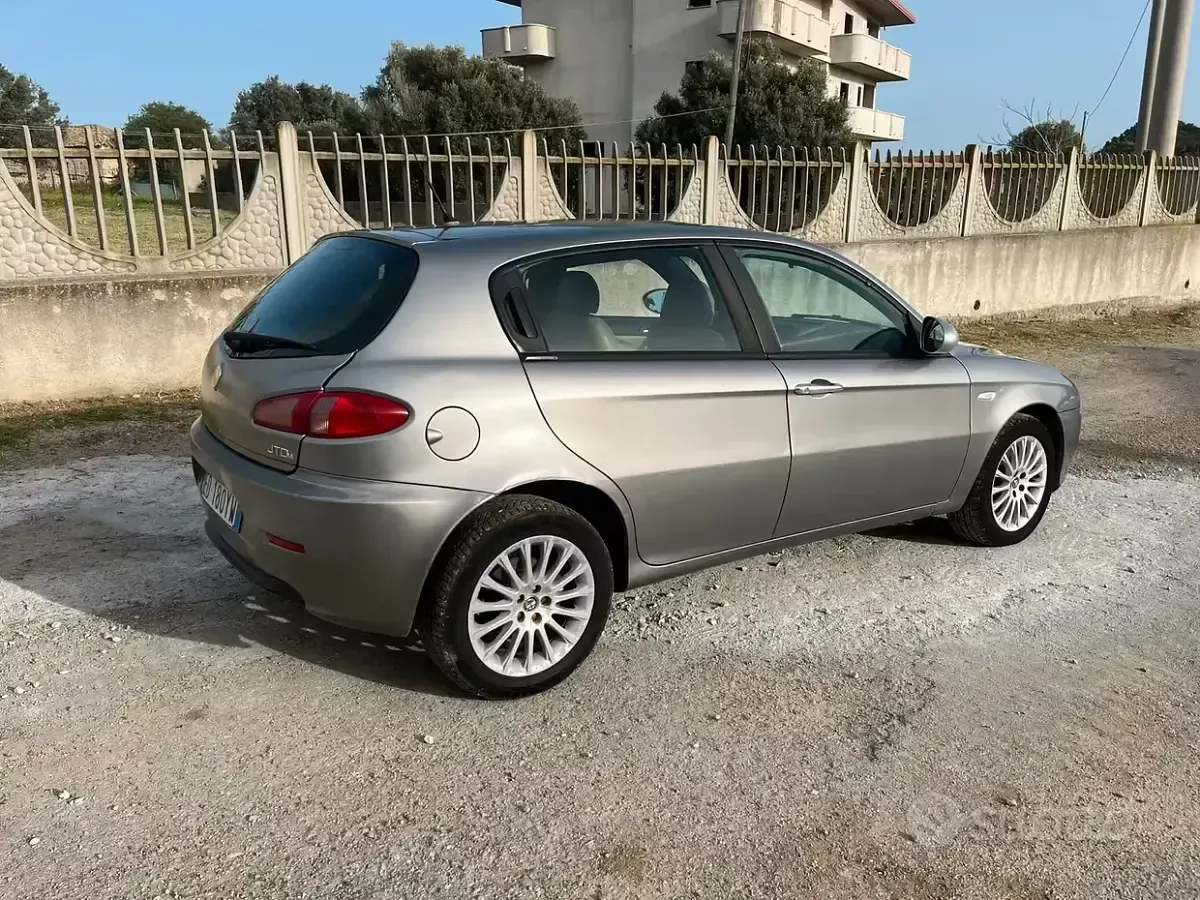Usata Alfa Romeo 147 120 CV (88 kW) 2010 Grigio Utilitaria