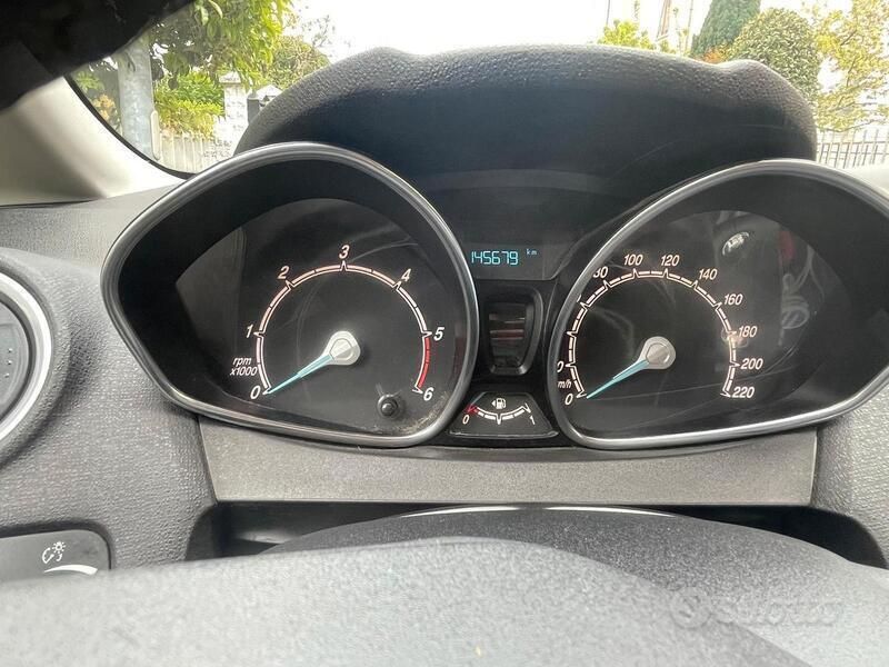 Usata Ford Fiesta 75 CV (55 kW) 2016 Grigio Utilitaria