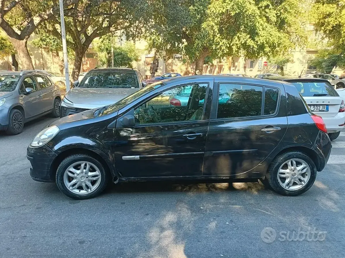 Usata Renault Clio II LE 75 CV (55 kW) 2007 Nero Berlina