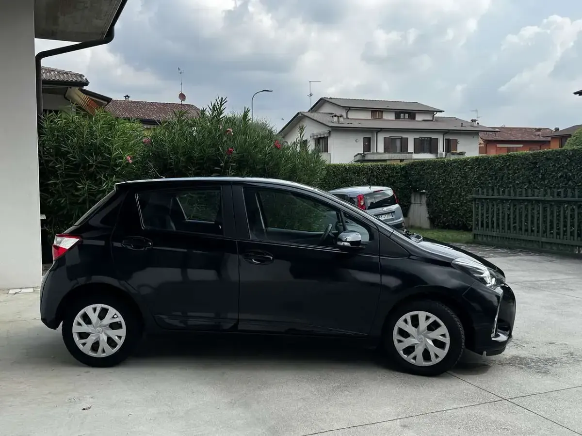 Usata Toyota Yaris 69 CV (50 kW) 2017 Nero Utilitaria
