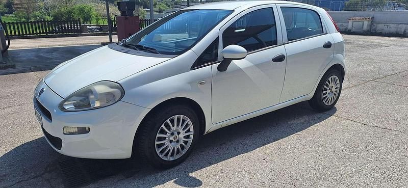 Usata Fiat Punto Street 75 CV (55 kW) 2015 Bianco Utilitaria