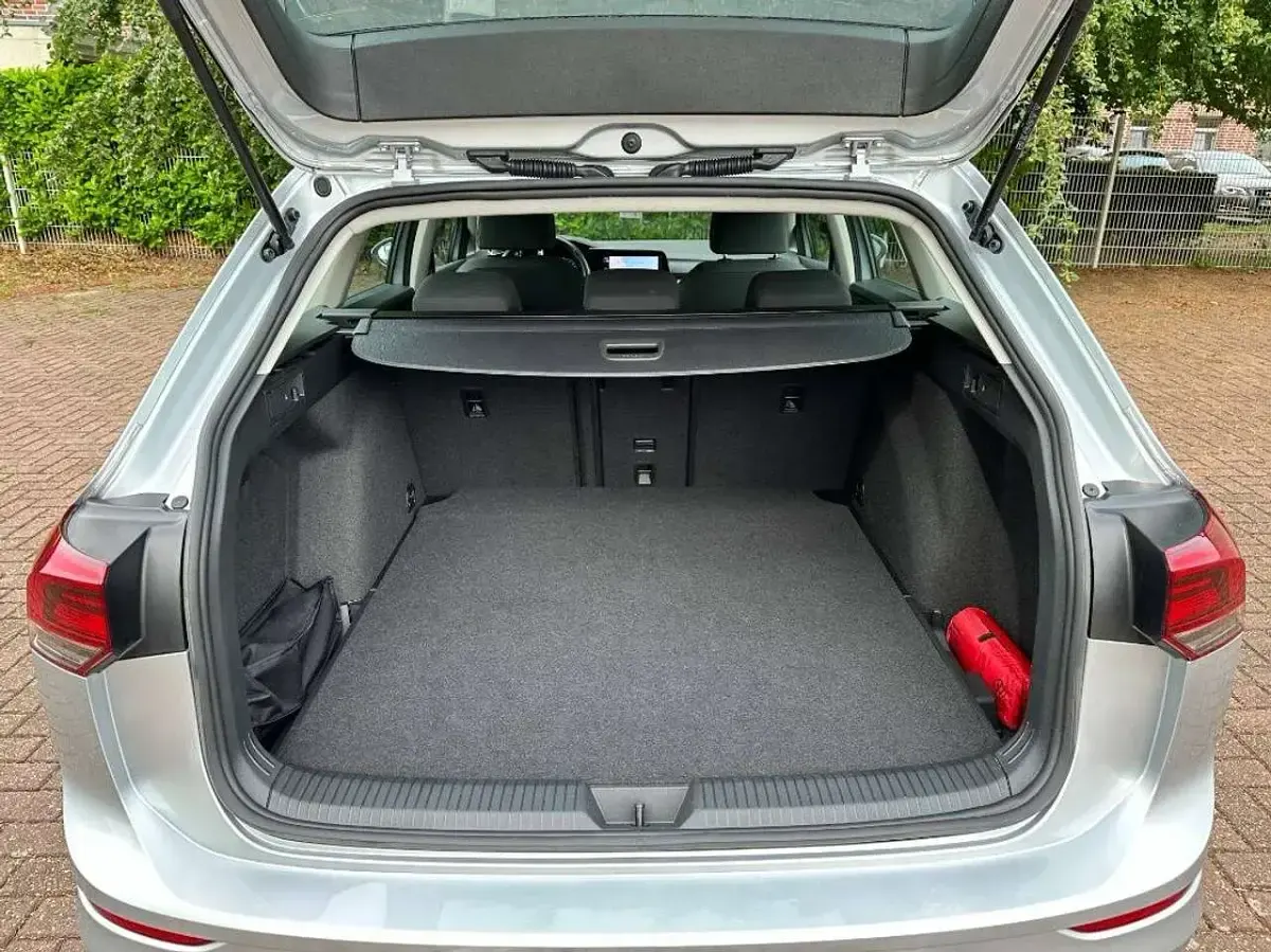 Usata VW Golf VIII Life 131 CV (96 kW) 2023 Grigio Station wagon