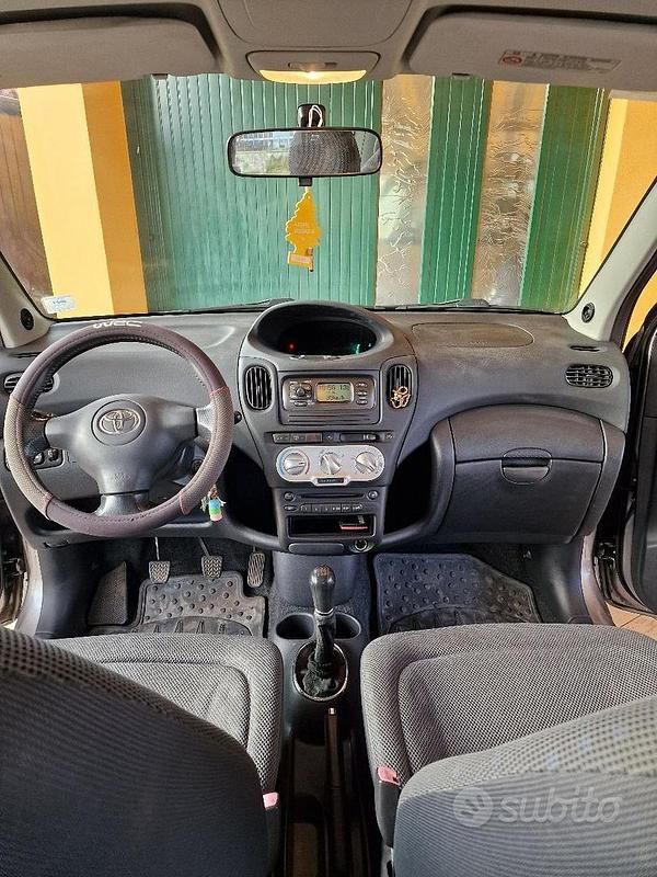 Usata Toyota Yaris Verso Sol 84 CV (61 kW) 2005 Grigio Monovolume