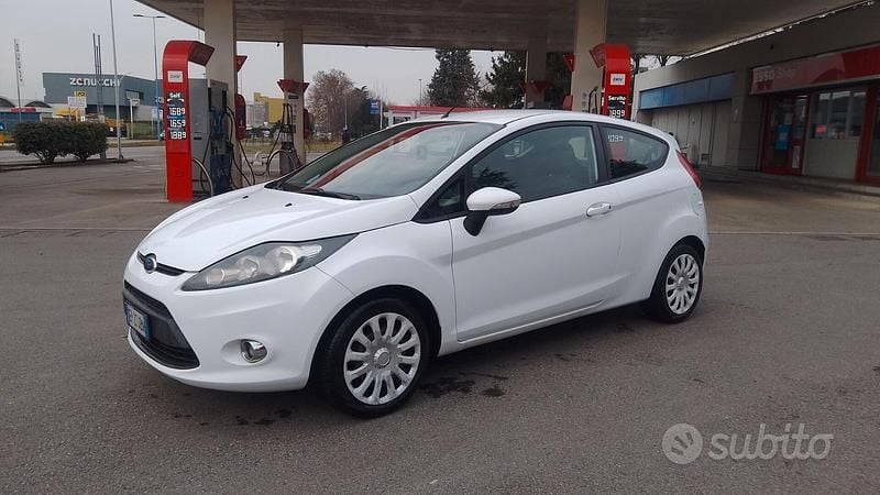 Usata Ford Fiesta 60 CV (44 kW) 2012 Bianco Utilitaria