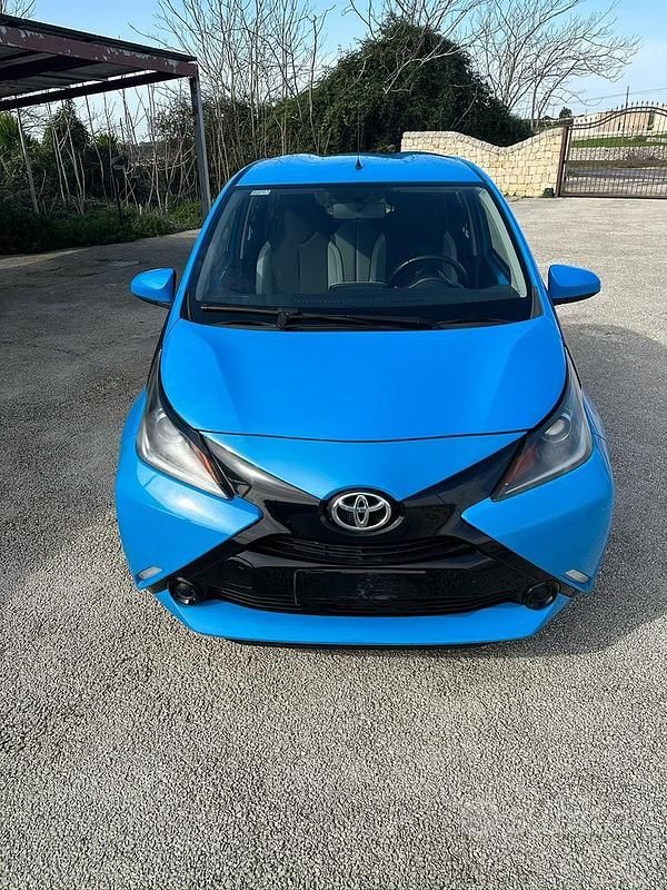 Usata Toyota Aygo 69 CV (50 kW) 2017 Blu Utilitaria