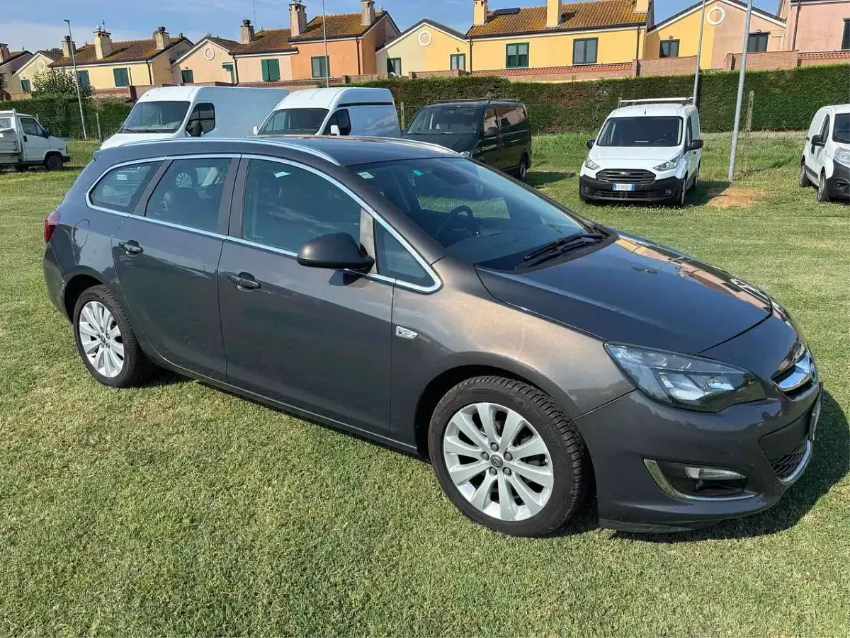 Usata Opel Astra Cosmo 140 CV (102 kW) 2014 Grigio Station wagon