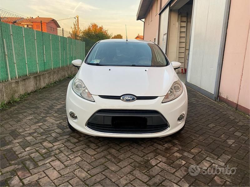 Usata Ford Fiesta Titanium 97 CV (71 kW) 2010 Bianco Berlina