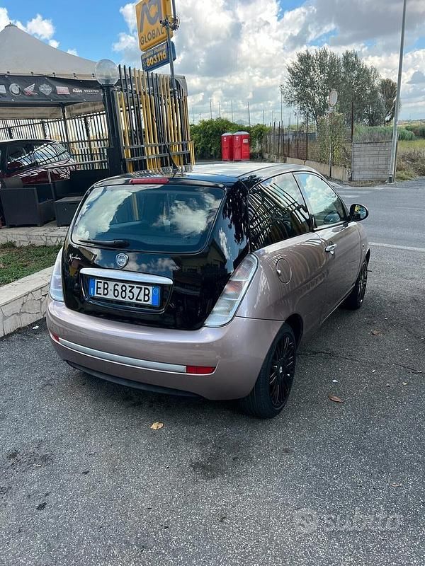 Usata Lancia Ypsilon 77 CV (56 kW) 2010 Oro Utilitaria