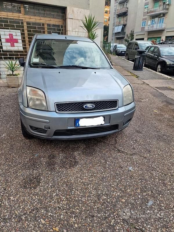 Usata Ford Fusion 68 CV (50 kW) 2004 Grigio Utilitaria