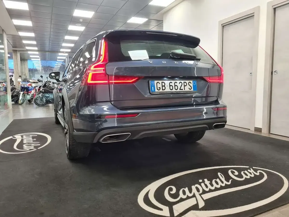 Usata Volvo V60 CC 190 CV (139 kW) 2020 Blu/azzurro Station wagon