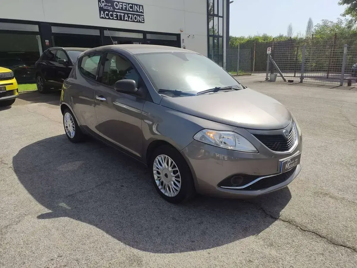 Usata Lancia Ypsilon Silver 69 CV (50 kW) 2016 Grigio Utilitaria